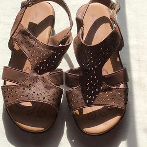 NEW IN BOX size 7 Wide EASY STREET tan sandals.